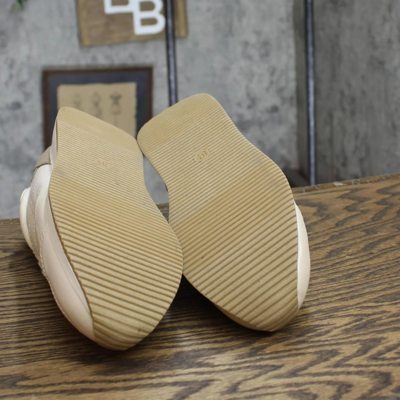 Universal Thread Courtney Sneakers Memory Foam Insole Light Beige Brown 8.5M