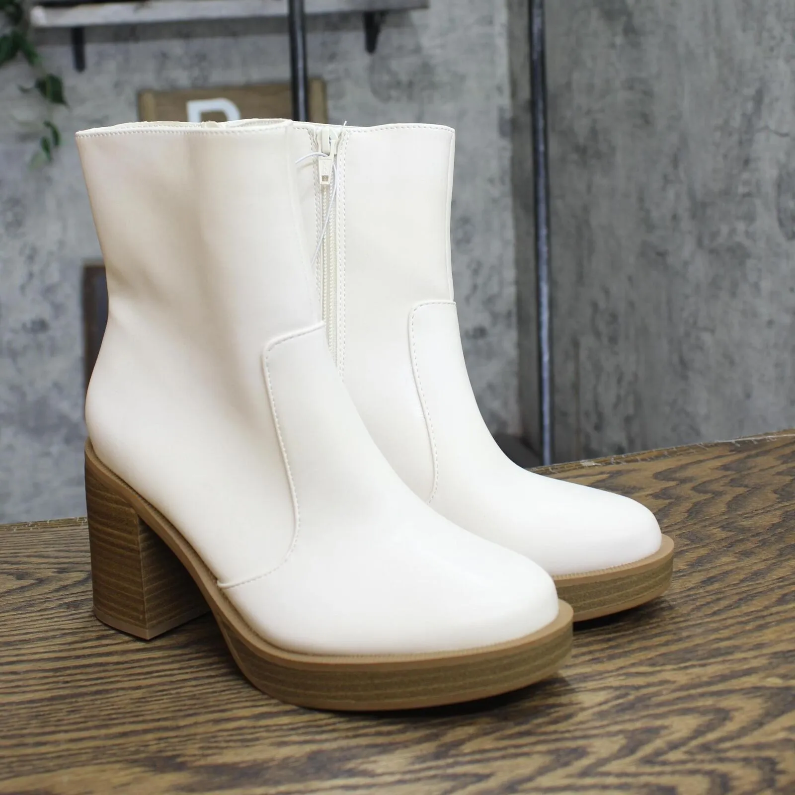 Universal Thread Jenna Platform Boots with Memory Foam Insole Off White 6M