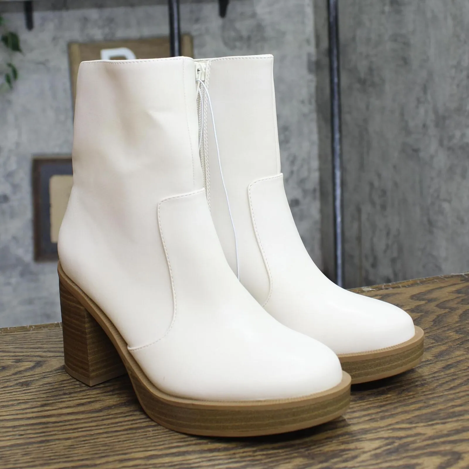 Universal Thread Jenna Platform Boots with Memory Foam Insole Off White 6M