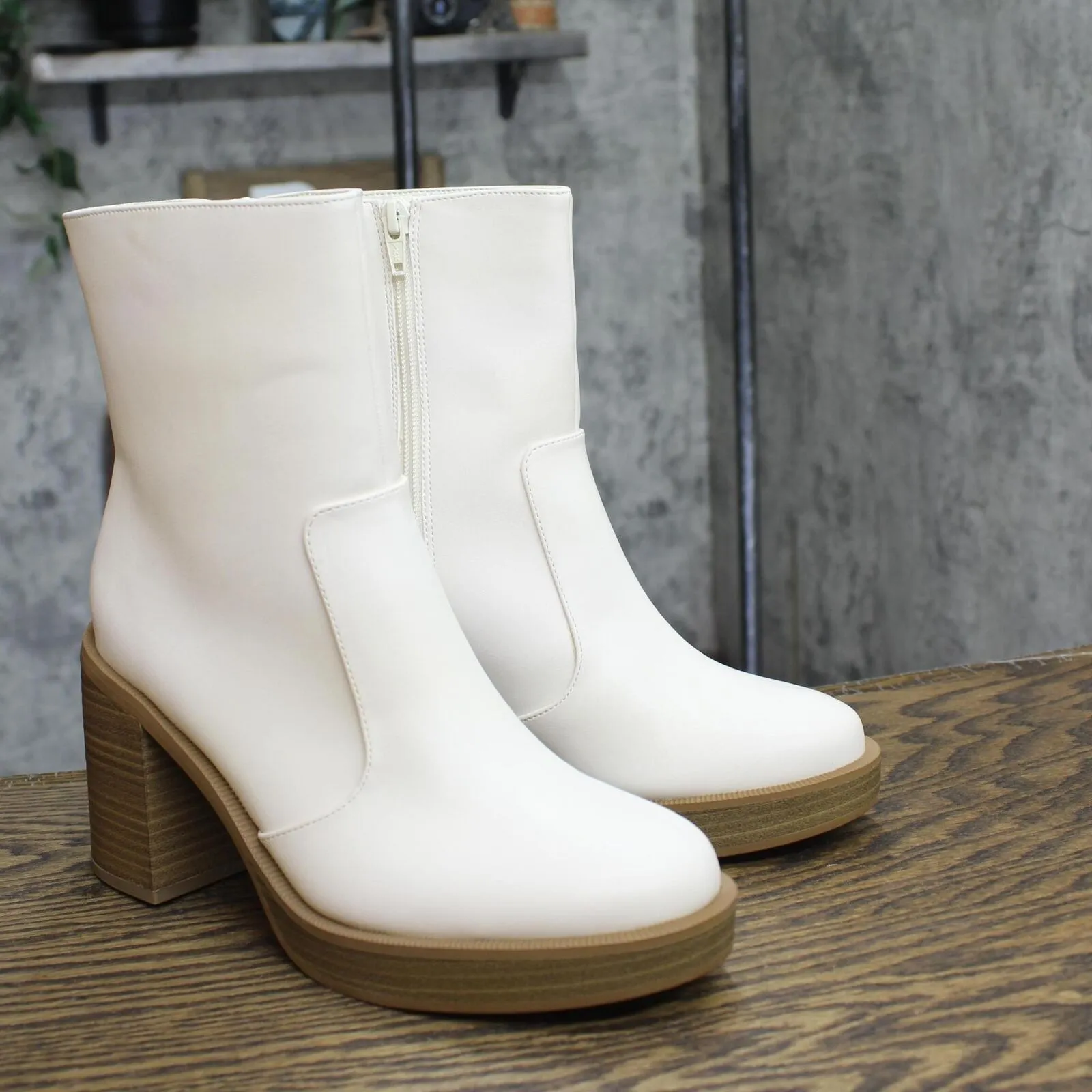 Universal Thread  Jenna Platform Boots with Memory Foam Insole Off White 7M